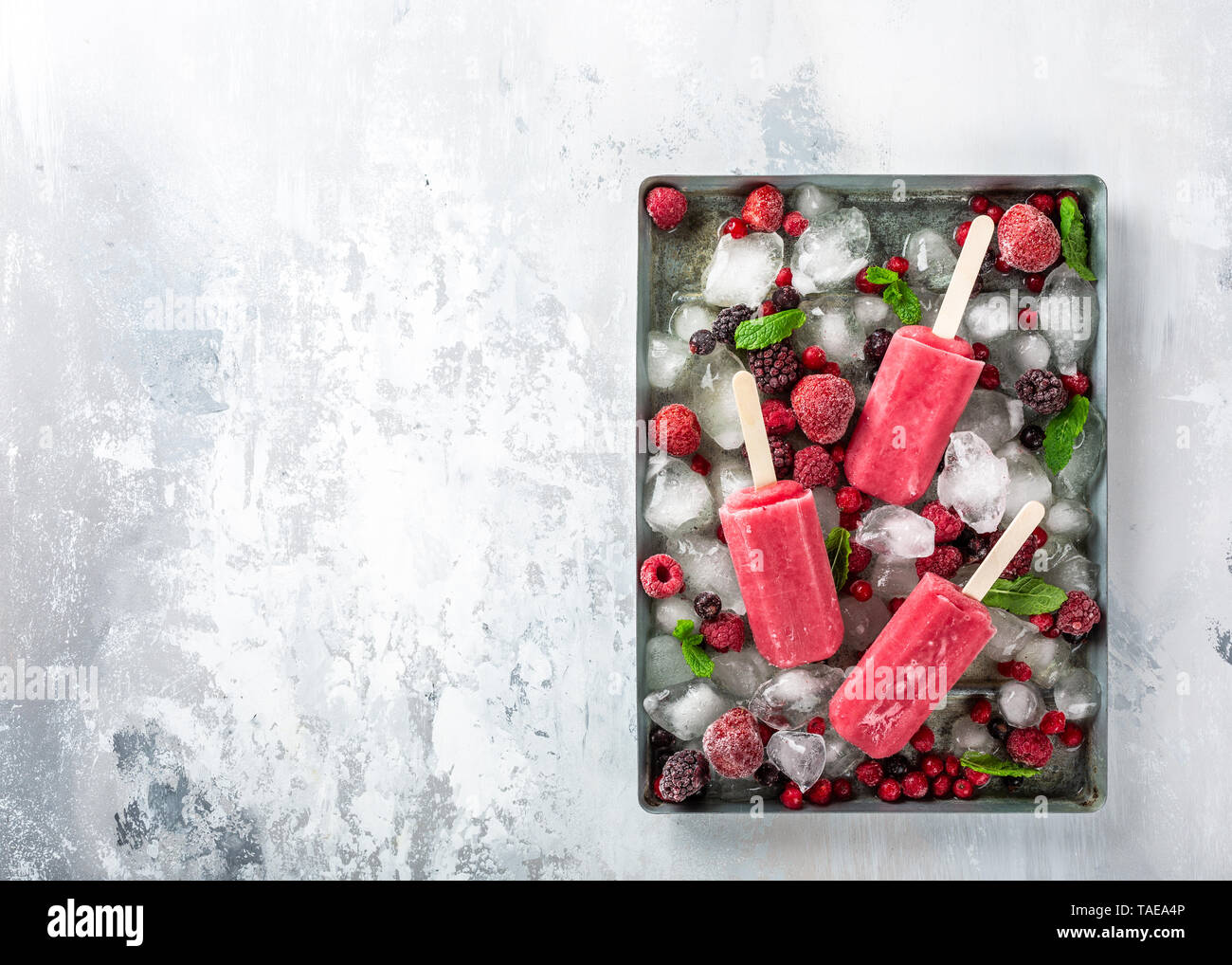 In casa berry popsicles Foto Stock