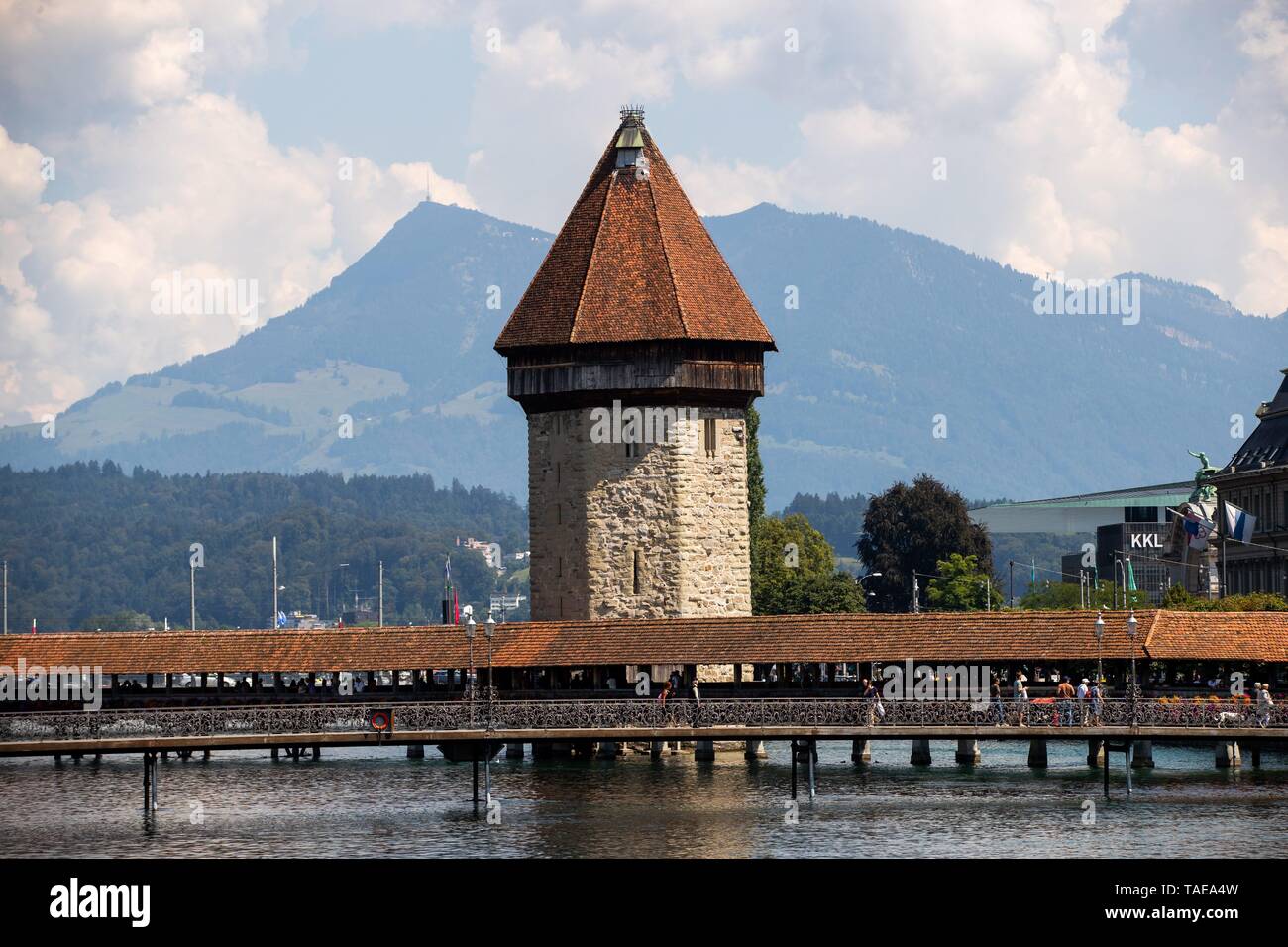 Lucerna, Svizzera, 16 agosto 2016: la storica cappella del ponte con la torre dell'acqua sul fiume Reuss. Sullo sfondo il Monte Rigi con il suo picco massimo Rigi Kulm (L), passando a 1797 metri sopra il livello del mare. | Utilizzo di tutto il mondo Foto Stock