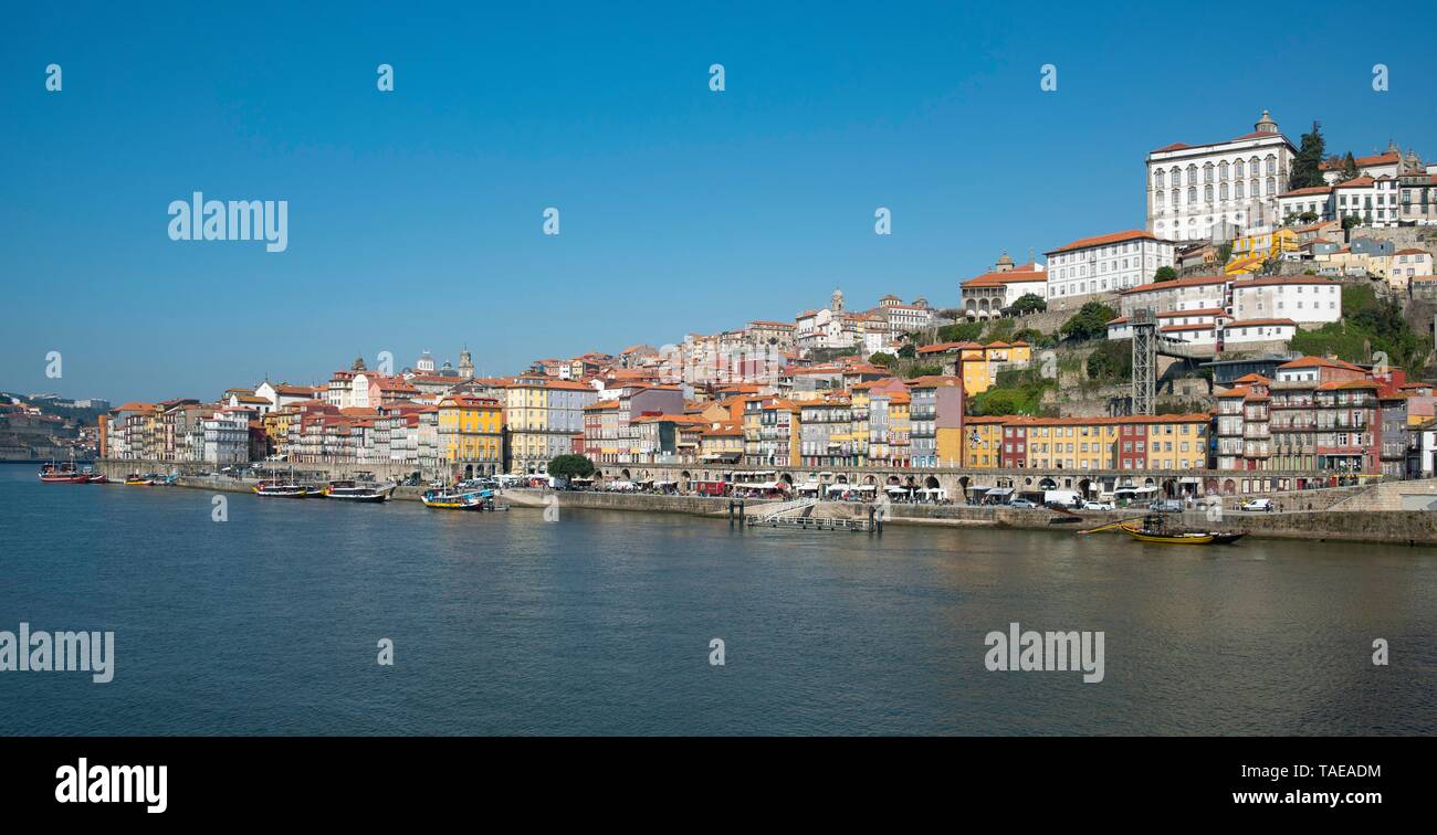 Vista della città vecchia di Ribeira, Cais da Ribeira, il lungomare con le sue case colorate, Rio Douro, Porto, Portogallo Foto Stock