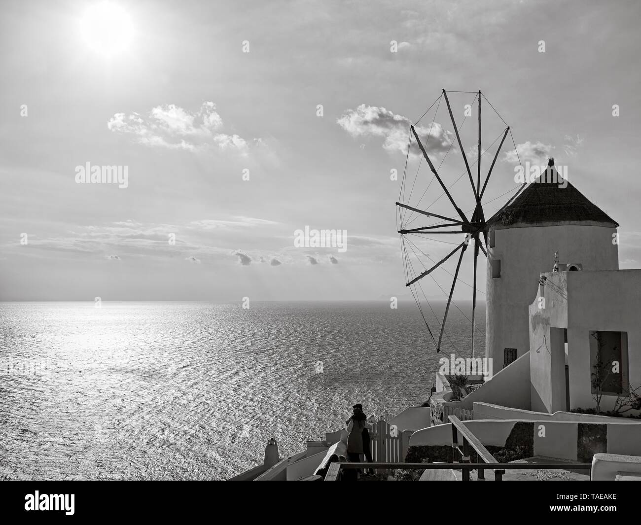Il mulino a vento, atmosfera serale, monocromatica, Oia - Santorini, Cicladi Mar Egeo, Grecia Foto Stock