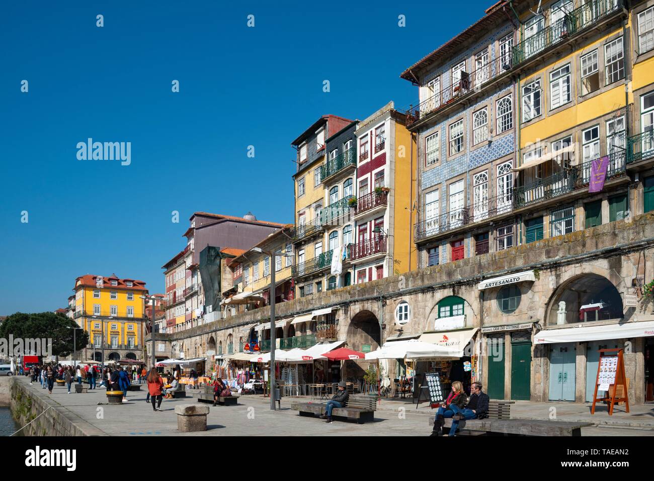 Cais da Ribeira, il lungomare con le sue case colorate, Rio Douro, Porto, Portogallo Foto Stock