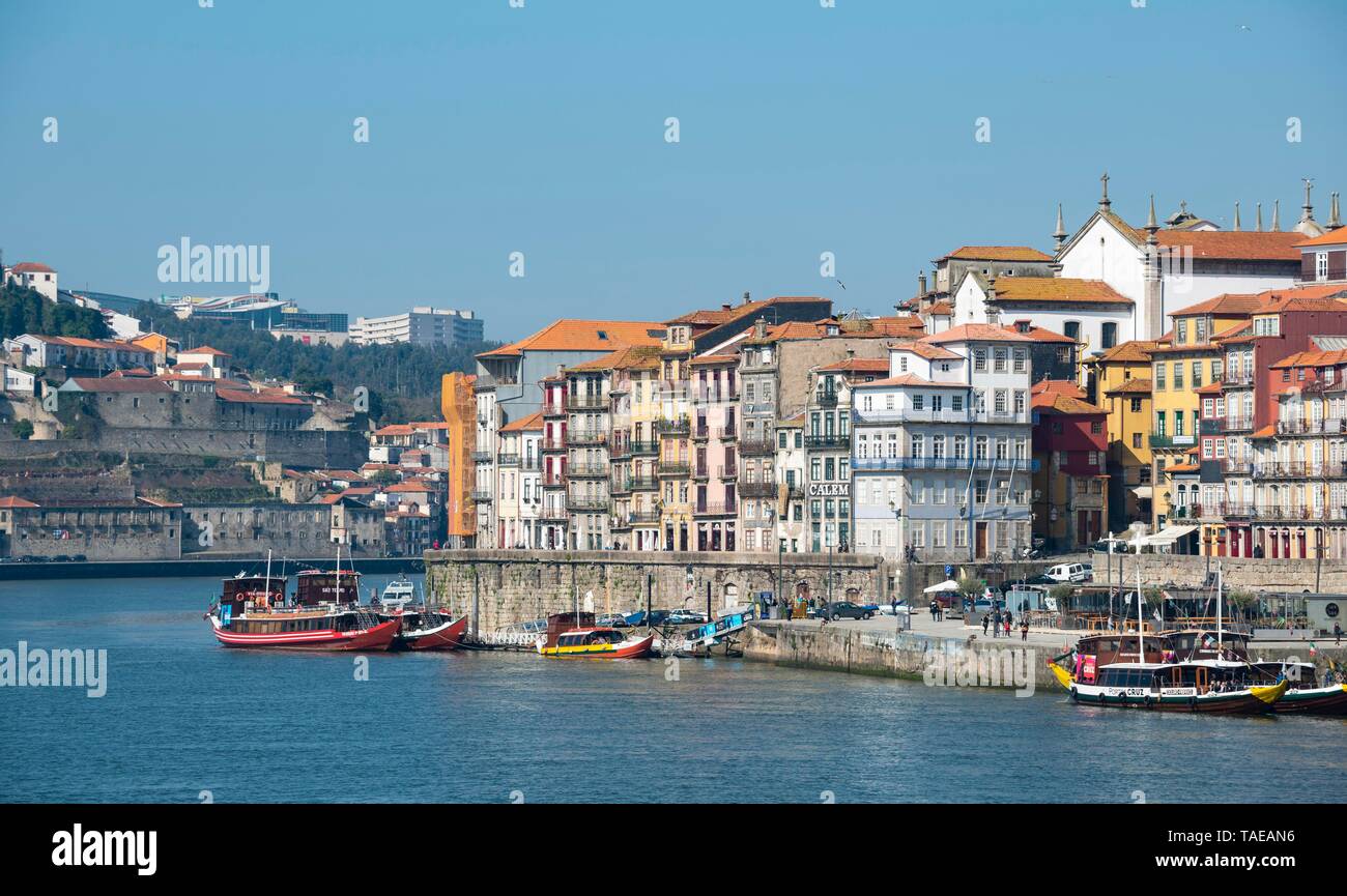 Vista della città vecchia di Ribeira, Cais da Ribeira, il lungomare con le sue case colorate, Rio Douro, Porto, Portogallo Foto Stock