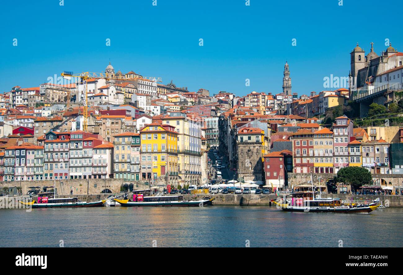 Il centro storico di Ribeira con la torre campanaria della chiesa Igreja dos Clerigos, Cais da Ribeira, la passeggiata lungo il fiume Douro, Porto, Portogallo Foto Stock