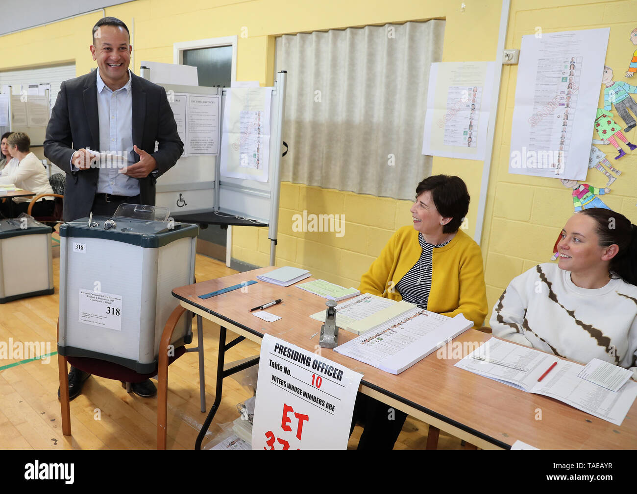 Taoiseach Leo Varadkar getta il suo voto a Scoil Thomais, Castleknock Dublin, come persone in tutta la Repubblica di Irlanda andare alle urne a votare alle elezioni europee e locali insieme con il referendum in Irlanda il divorzio. Foto Stock