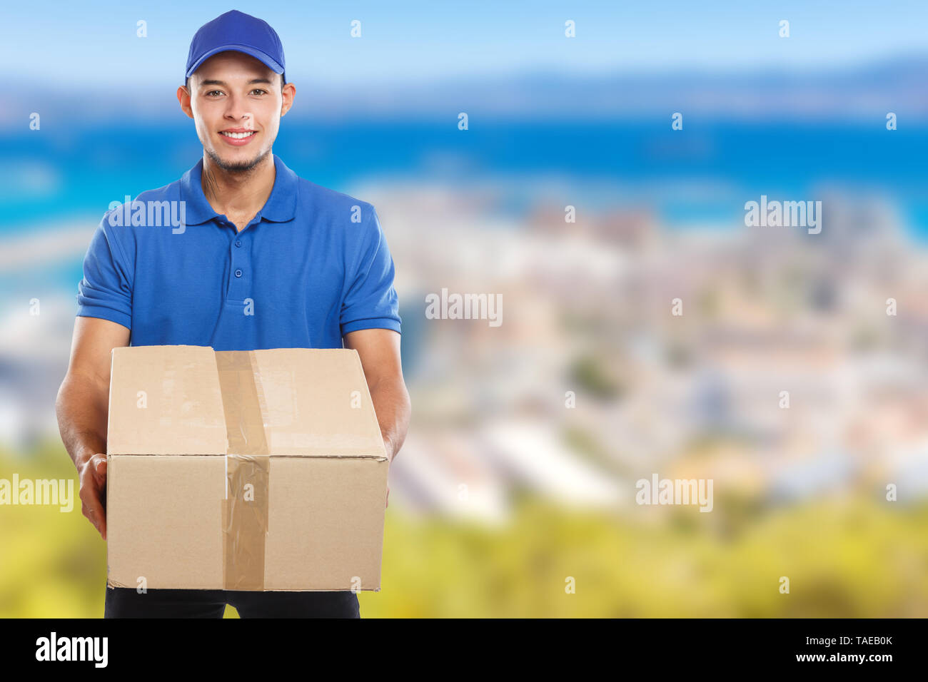La consegna di pacchi casella Servizio di ordine del pacchetto offrendo lavoro giovane uomo latino copyspace copia spazi all'aperto Foto Stock
