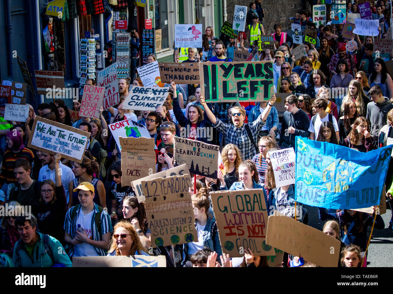 Gli studenti prendono parte alla gioventù scozzese clima sciopero, in Holyrood, Edimburgo, per richiedere azioni urgenti per affrontare il problema del cambiamento climatico. Foto Stock