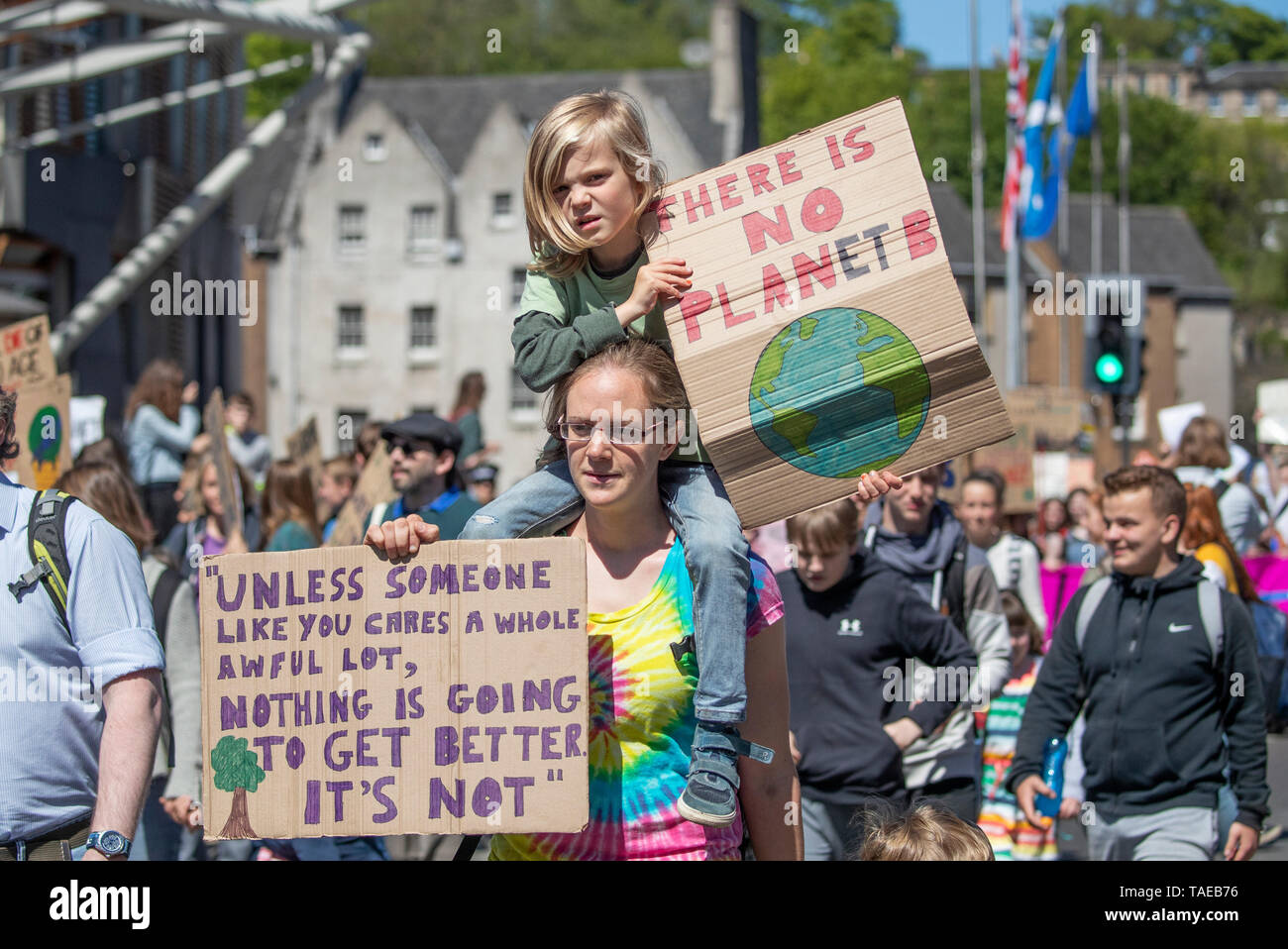 Gli studenti prendono parte alla gioventù scozzese clima sciopero, in Holyrood, Edimburgo, per richiedere azioni urgenti per affrontare il problema del cambiamento climatico. Foto Stock