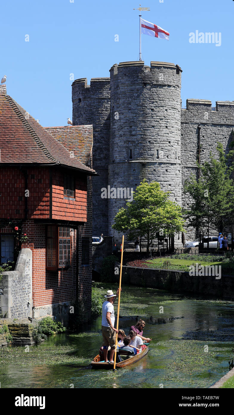 Il turista gode punting attraverso Westgate Giardini in Canterbury Kent, durante la stagione calda. Foto Stock