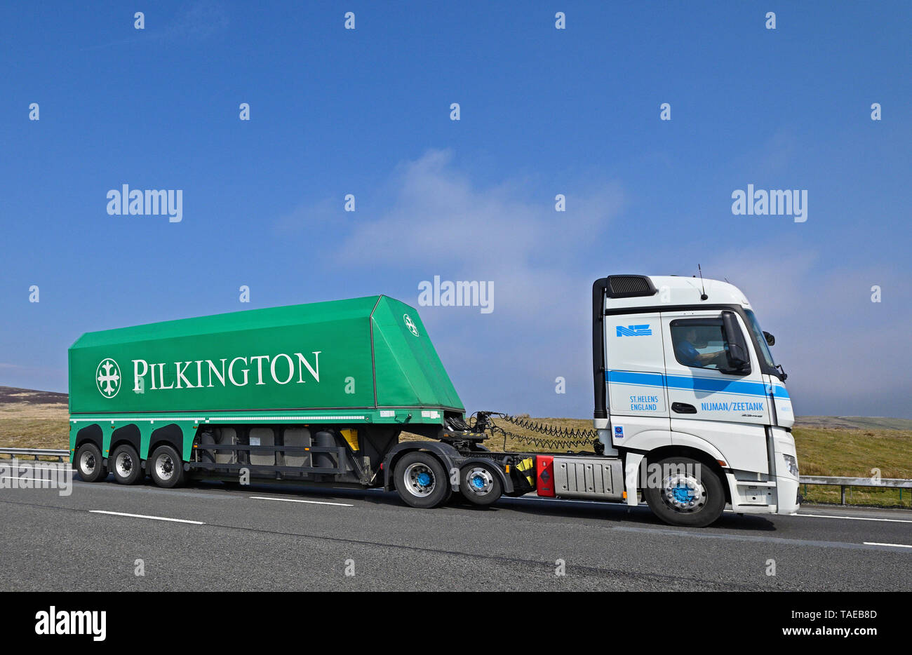 Nijman/Zeetank Trasporto internazionale limitata HGV traino di un rimorchio di Pilkington. Autostrada M6, in direzione sud, Shap, Cumbria, Inghilterra, Regno Unito. Foto Stock