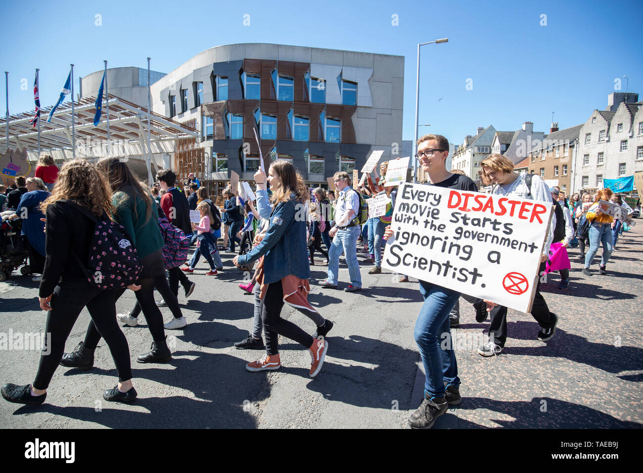 Gli studenti prendono parte alla gioventù scozzese clima sciopero, in Holyrood, Edimburgo, per richiedere azioni urgenti per affrontare il problema del cambiamento climatico. Foto Stock