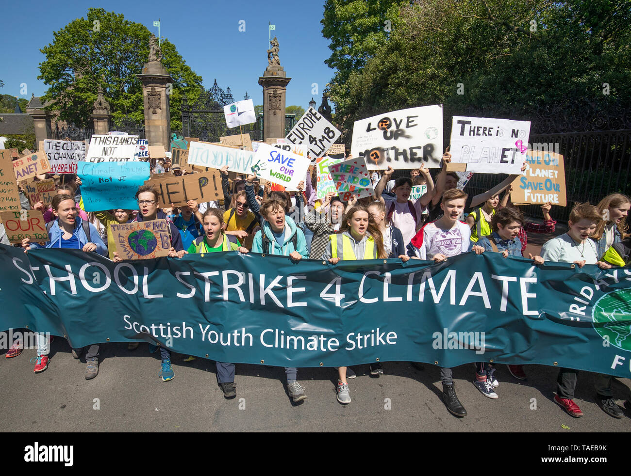 Gli studenti prendono parte alla gioventù scozzese clima sciopero, in Holyrood, Edimburgo, per richiedere azioni urgenti per affrontare il problema del cambiamento climatico. Foto Stock