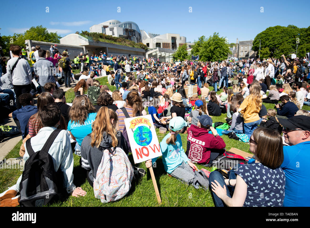 Gli studenti prendono parte alla gioventù scozzese clima sciopero, in Holyrood, Edimburgo, per richiedere azioni urgenti per affrontare il problema del cambiamento climatico. Foto Stock