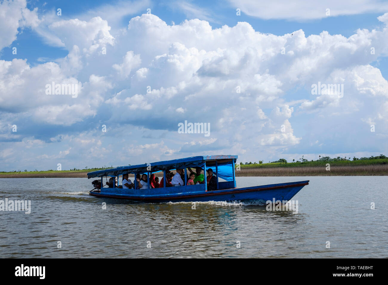 Passeggeri in barca attraverso il fiume del Amazon vicino a Iquitos in Perù Foto Stock