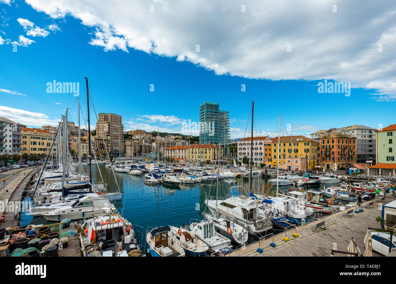 Italia Liguria Savona ha un piccolo porto turistico, ma Costa Crociere arriva e questo è fonte di gran parte del turismo. Foto Stock