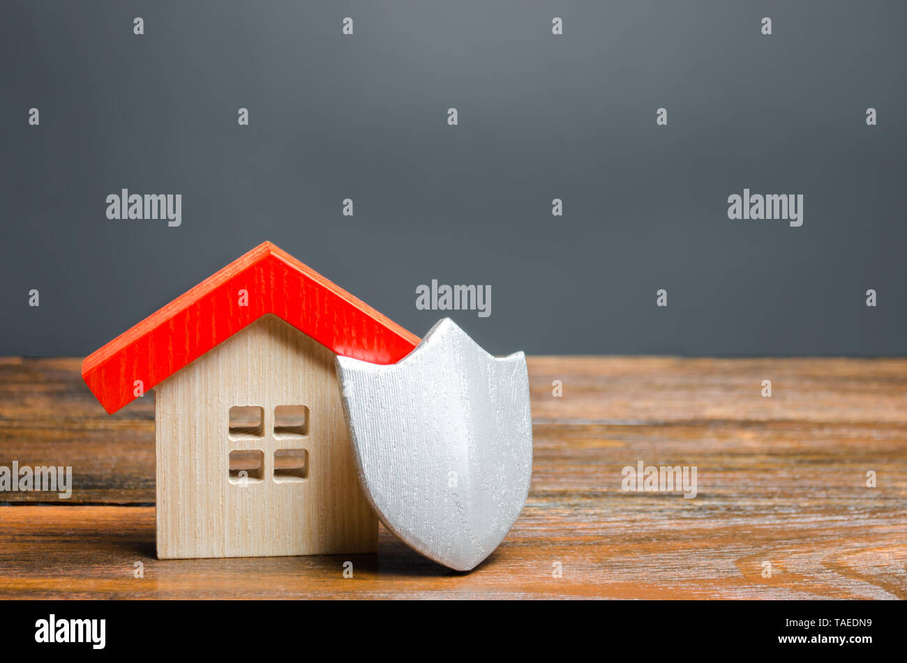 Casa e figurine di scudo protettivo. Il concetto di sicurezza domestica e la sicurezza. Sistemi di allarme. L inviolabilità della proprietà privata, protezione contro Foto Stock