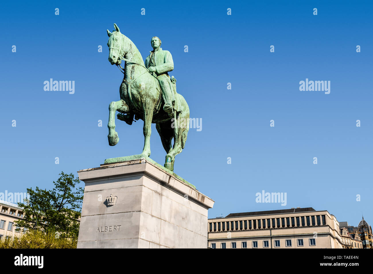 Basso angolo di vista la statua equestre di re Alberto I del Belgio sul Mont des Arts di Bruxelles in Belgio contro il cielo blu. Foto Stock