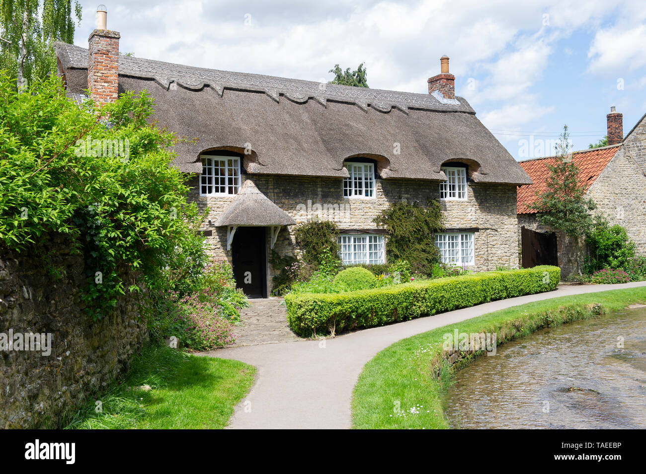L'iconico cioccolato Scatola cottage con tetto in paglia in Thornton le Dale in North York Moors National Park Foto Stock