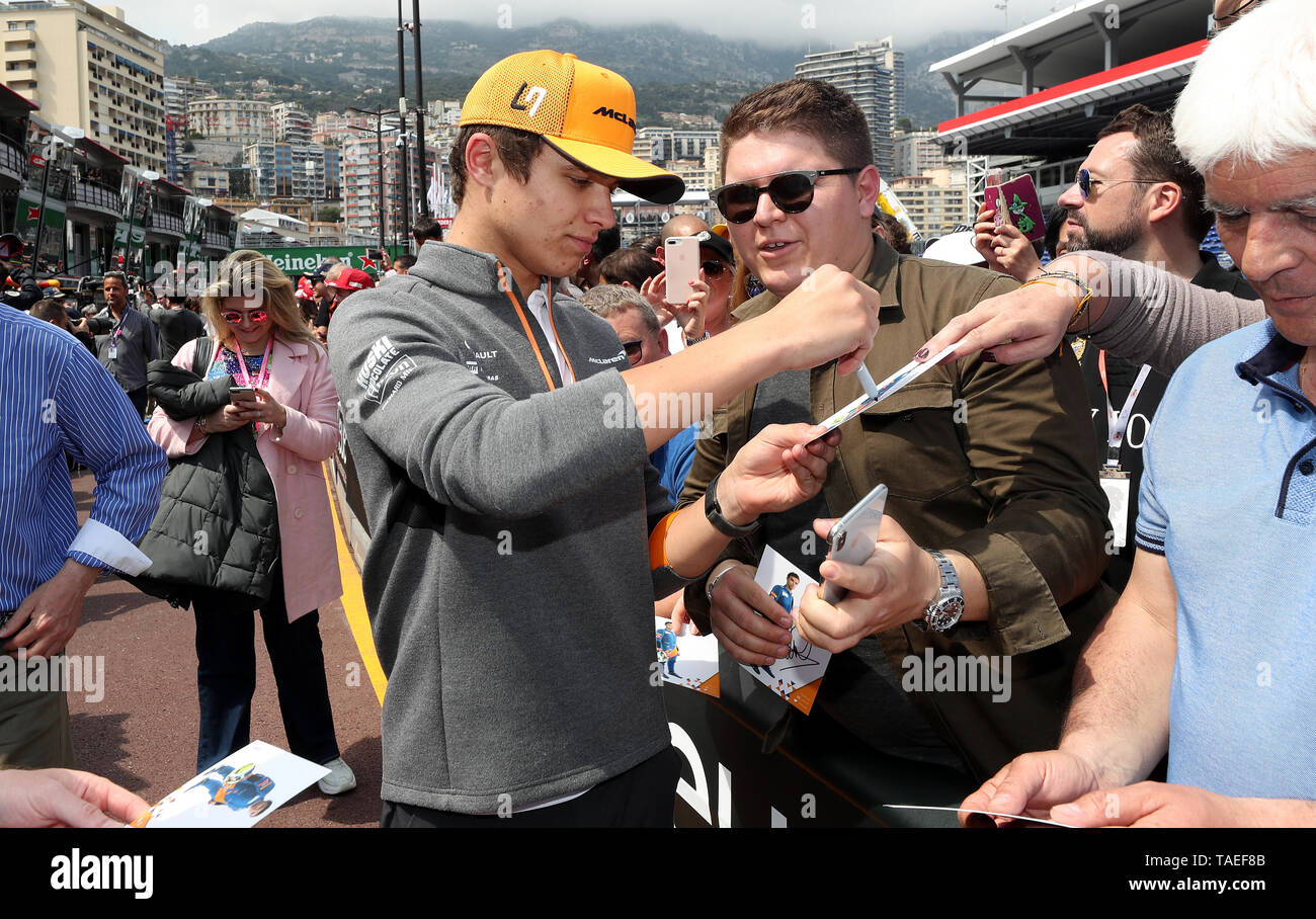 Lando Norris nella pitlane firma autografi durante una giornata di anteprima sul Circuito de Monaco, Monaco. Foto Stock