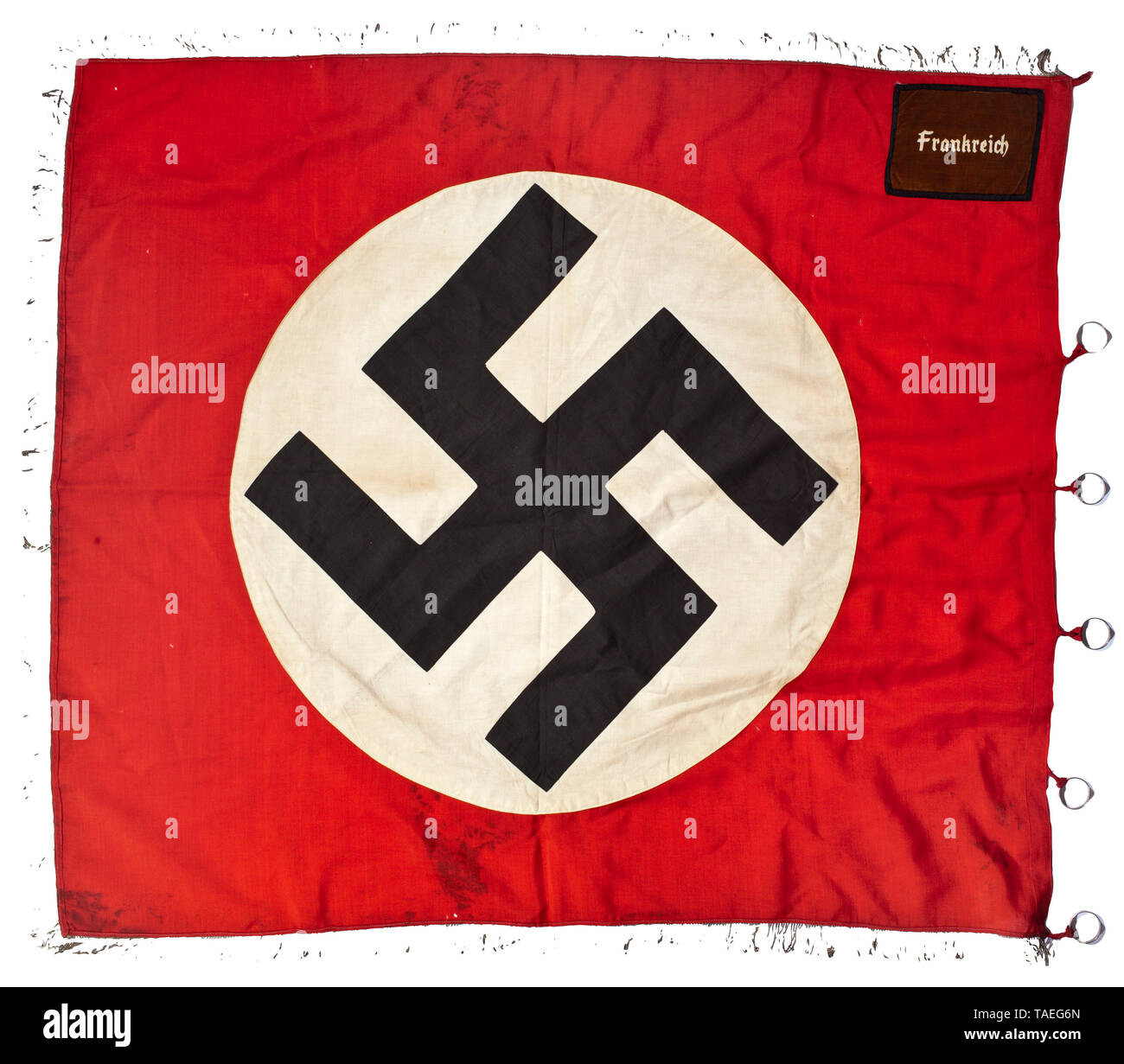 Una bandiera del NSDAP amministrazione distrettuale 'Frankreich' (Francia) Red Flag marine panno con tre facciate frangia d'argento, entrambi i lati con cuciture di dischi bianchi con svastiche nero e marrone scuro patch di velluto bordato di nero rep ribbon e 'Frankreich' in bianco catenella ricamo. Cinque dei sette originale attachment loop con collegato, nichelato attaccamento anelli. Dimensioni circa 119 x 132 cm. Piccole tracce di falena. Di grande rarità. storica, storica del xx secolo, Editorial-Use-solo Foto Stock