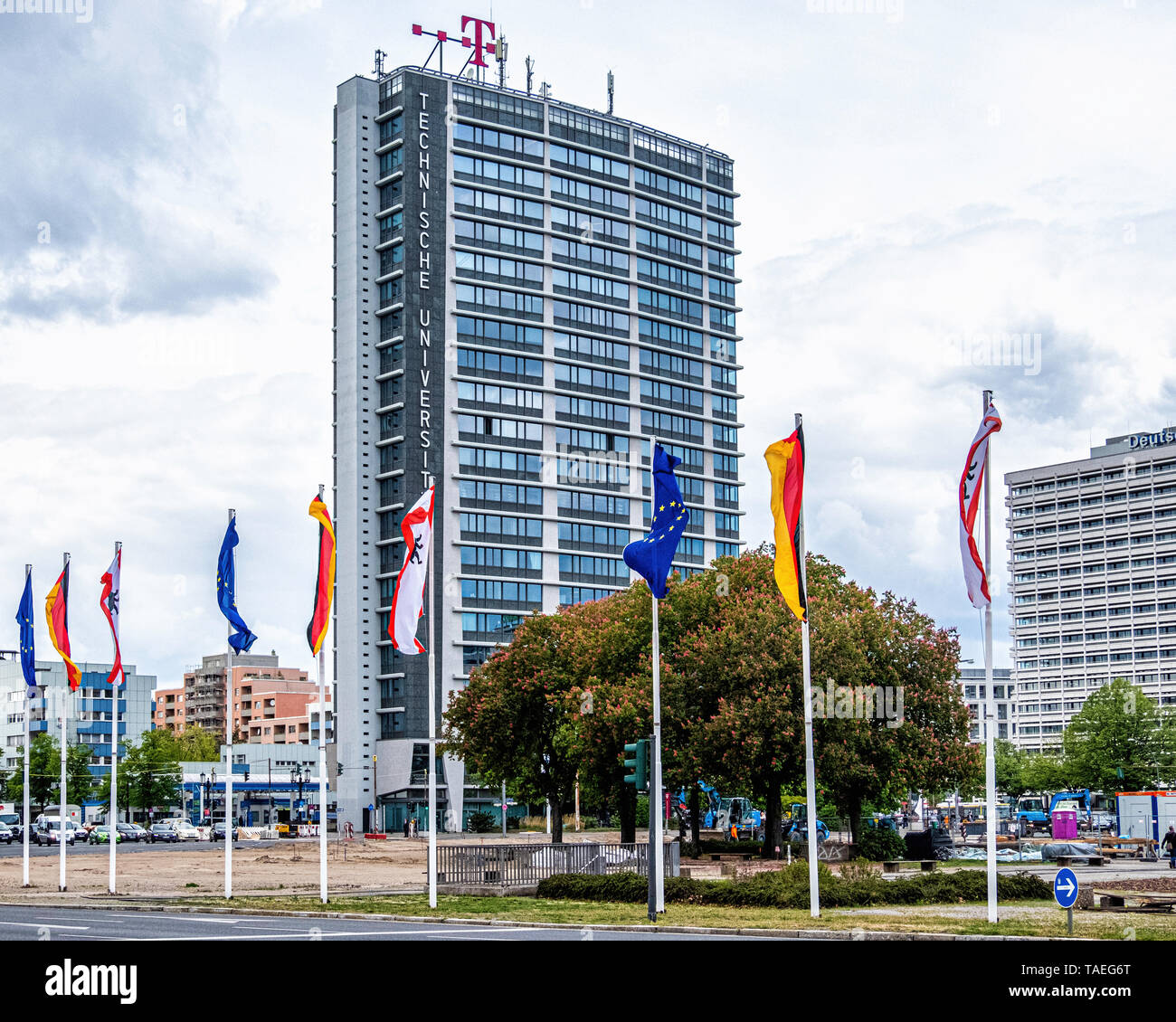 Ernst-Reuter-Platz.Charlottenburg BerlinThe square è chiamato dopo Ernst Reuter, sindaco di Berlino Ovest dal 1948-1953 College of Technology & bandiere Foto Stock