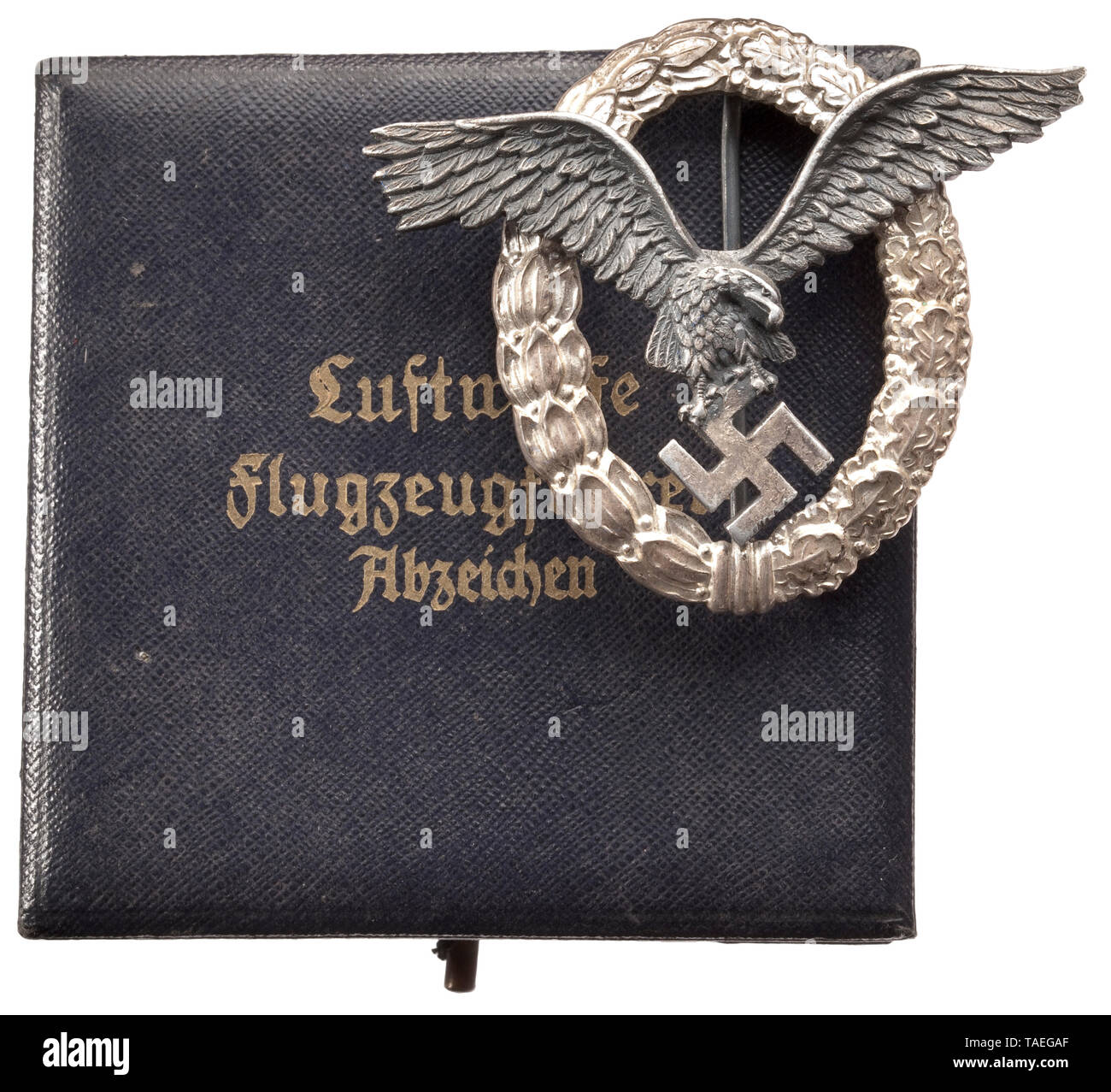 Un pilota del badge, incassato maker Assmann & Söhne, Lüdenscheid precoce, piatto versione in alluminio. Placcato in argento corona con il produttore del logo di "A", scuro patinato, due volte-rivettata eagle, brunito ago, completo sistema di aghi. Altezza 54 mm. Peso 21,2 g. Completare con la successiva blu scuro award presentazione caso con oro-impresso denominazione "Luftwaffe Flugzeugführer-Abzeichen' (ingresso con perdita parziale del feltro a spruzzo). storica, storica del xx secolo, Editorial-Use-solo Foto Stock