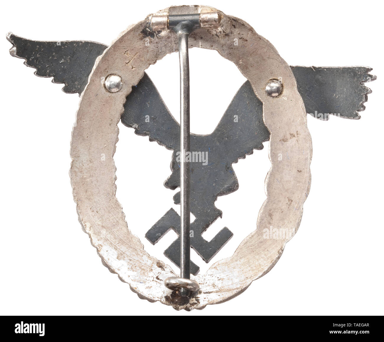 Un pilota del badge, incassato maker Assmann & Söhne, Lüdenscheid precoce, piatto versione in alluminio. Placcato in argento corona con il produttore del logo di "A", scuro patinato, due volte-rivettata eagle, brunito ago, completo sistema di aghi. Altezza 54 mm. Peso 21,2 g. Completare con la successiva blu scuro award presentazione caso con oro-impresso denominazione "Luftwaffe Flugzeugführer-Abzeichen' (ingresso con perdita parziale del feltro a spruzzo). storica, storica del xx secolo, Editorial-Use-solo Foto Stock