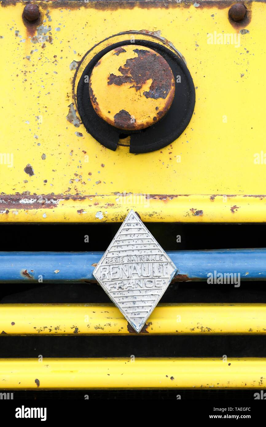 Peronnas, Francia - Aprile 7, 2019: Vintage logo Renault su un vecchio carrello. La Renault è una vettura francese produttore di automobili, furgoni, autobus e camion Foto Stock