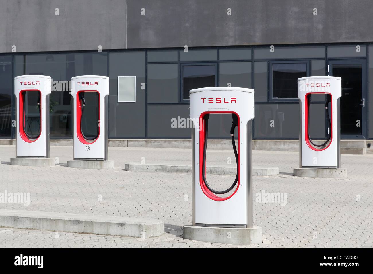 Tilst, Danimarca - 10 Maggio 2018: Tesla supercharger stazione. Tesla è un americano di costruttore automobilistico e energia società di storage Foto Stock