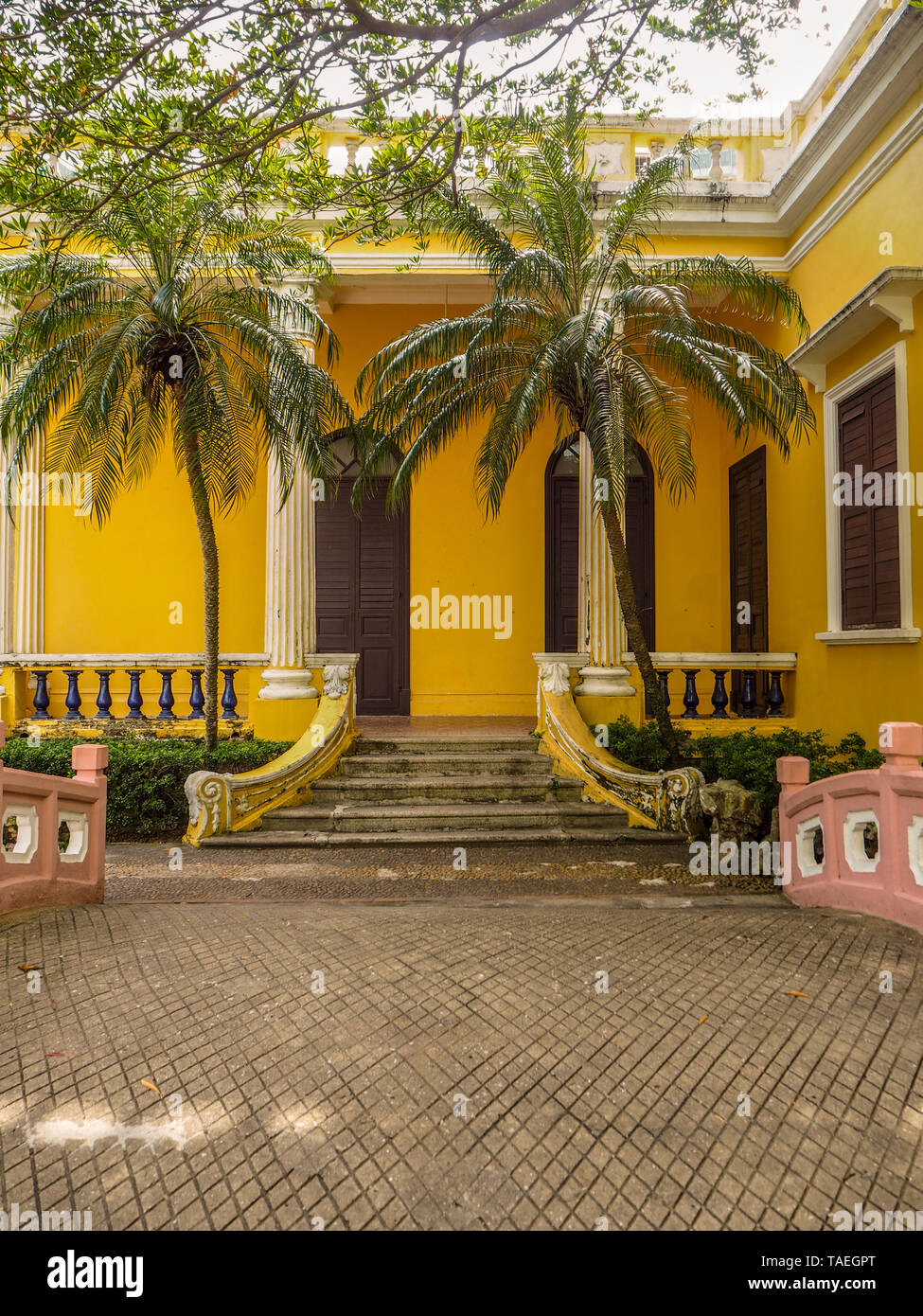 Macao, Cina - Novembre 2018: la vivace giallo Qingcao hall del Lou Lim Leoc giardino pubblico e del parco Foto Stock