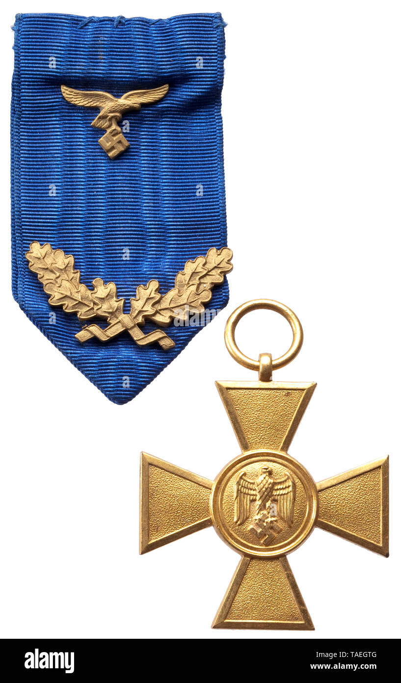 Un Wehrmacht di prima classe di servizio lungo Premio per 25 anni di servizio Magnetische Ausführung, feuervergoldet. Dazu Ordensband mit aufgelegtem Luftwaffenadler und nicht probemäßigem Eichenlaub für 40 Jahre Dienstzeit. storica, storica del xx secolo, Editorial-Use-solo Foto Stock