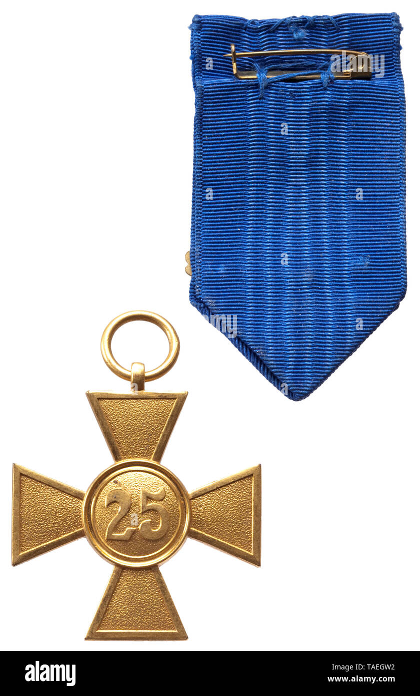 Un Wehrmacht di prima classe di servizio lungo Premio per 25 anni di servizio Magnetische Ausführung, feuervergoldet. Dazu Ordensband mit aufgelegtem Luftwaffenadler und nicht probemäßigem Eichenlaub für 40 Jahre Dienstzeit. storica, storica del xx secolo, Editorial-Use-solo Foto Stock
