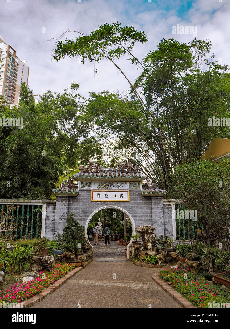 Macao, Cina - Novembre 2018: ingresso al Lou Lim Leoc giardino pubblico e parco nel centro della città Foto Stock
