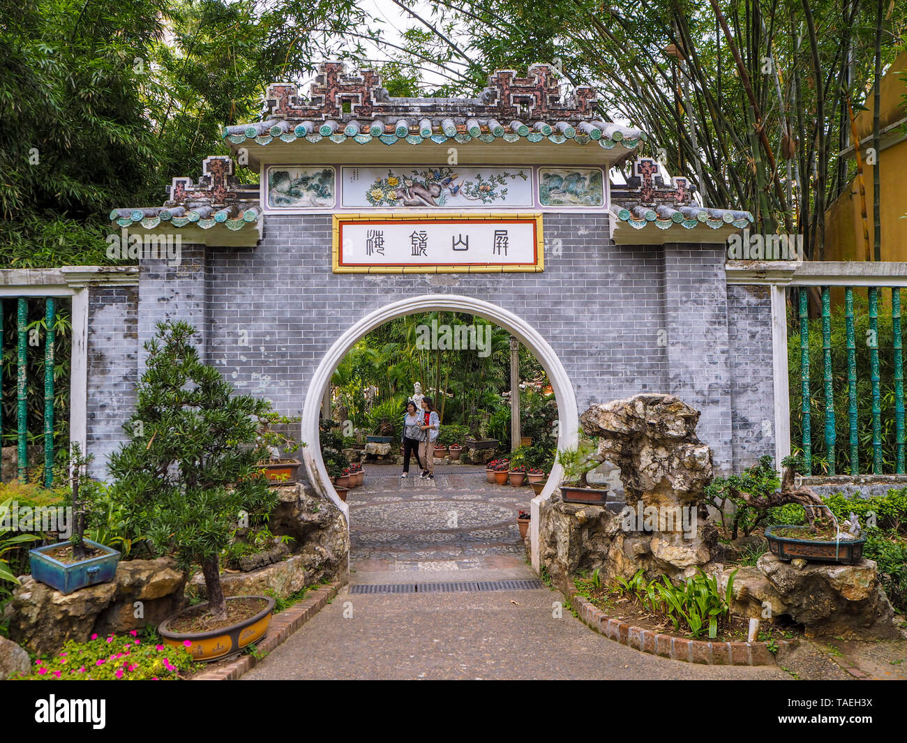 Macao, Cina - Novembre 2018: ingresso al Lou Lim Leoc giardino pubblico e parco nel centro della città Foto Stock