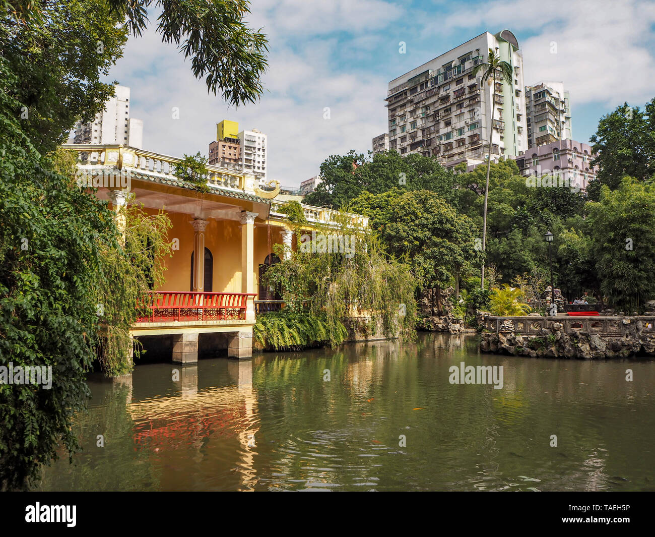 Macao, Cina - Novembre 2018: la sala QIngcao nel mezzo del Lou Lim Leoc giardino pubblico nel centro della città, che si affaccia sul laghetto di loto Foto Stock