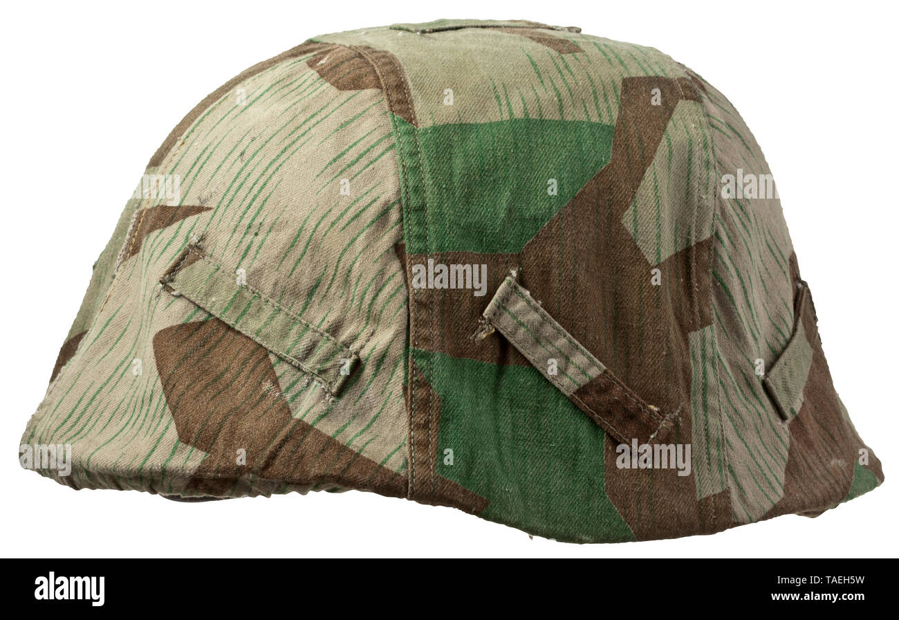 Un coperchio per un acciaio casco in splinter camouflage pattern di copertura impressi in materiale di cotone, splinter pattern camouflage sull'esterno e interno bianco. L'esterno con sette distinti di ansa di fissaggio, la cinghia sostituita con pacco spago. Dimensione laterale- e maker stamping '58 03208'. storica, storica, esercito, eserciti, forze armate, militare, militaria, oggetto, oggetti, alambicchi, clipping, clippings, tagliate, cut-out, ritagli del xx secolo, Editorial-Use-solo Foto Stock