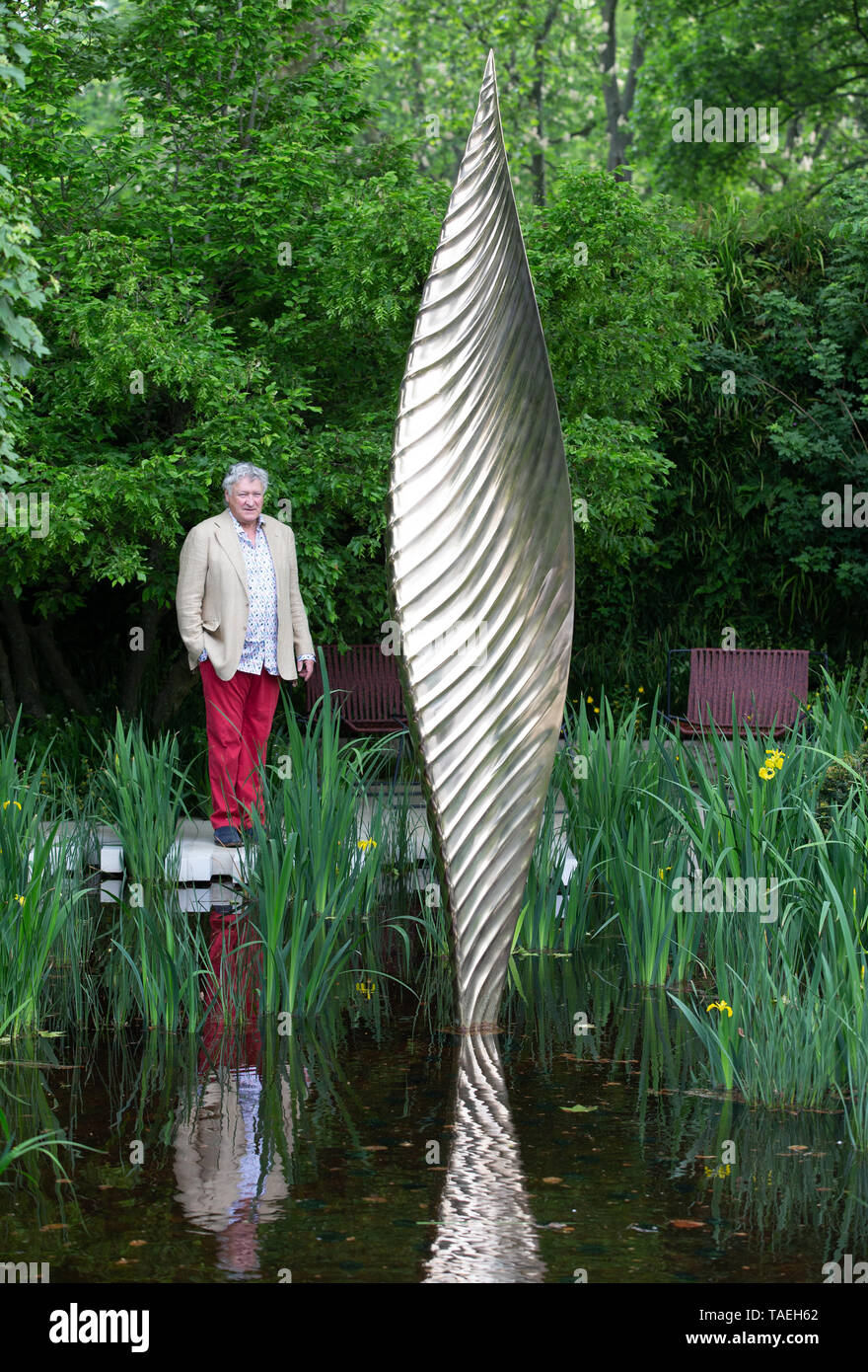 Scultore, David Harbor con la sua bella 3.5 metri di shard scultura che gioca con la luce come l'acqua increspature nella Savills e David Harbor giardino. Foto Stock