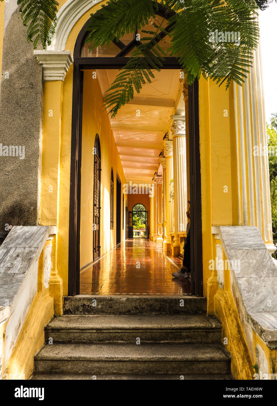 Macao, Cina - Novembre 2018: Il lungo corridoio del Qingcao hall in Lou Lim Leoc giardino pubblico, una combinazione di Western e stile cinese Foto Stock