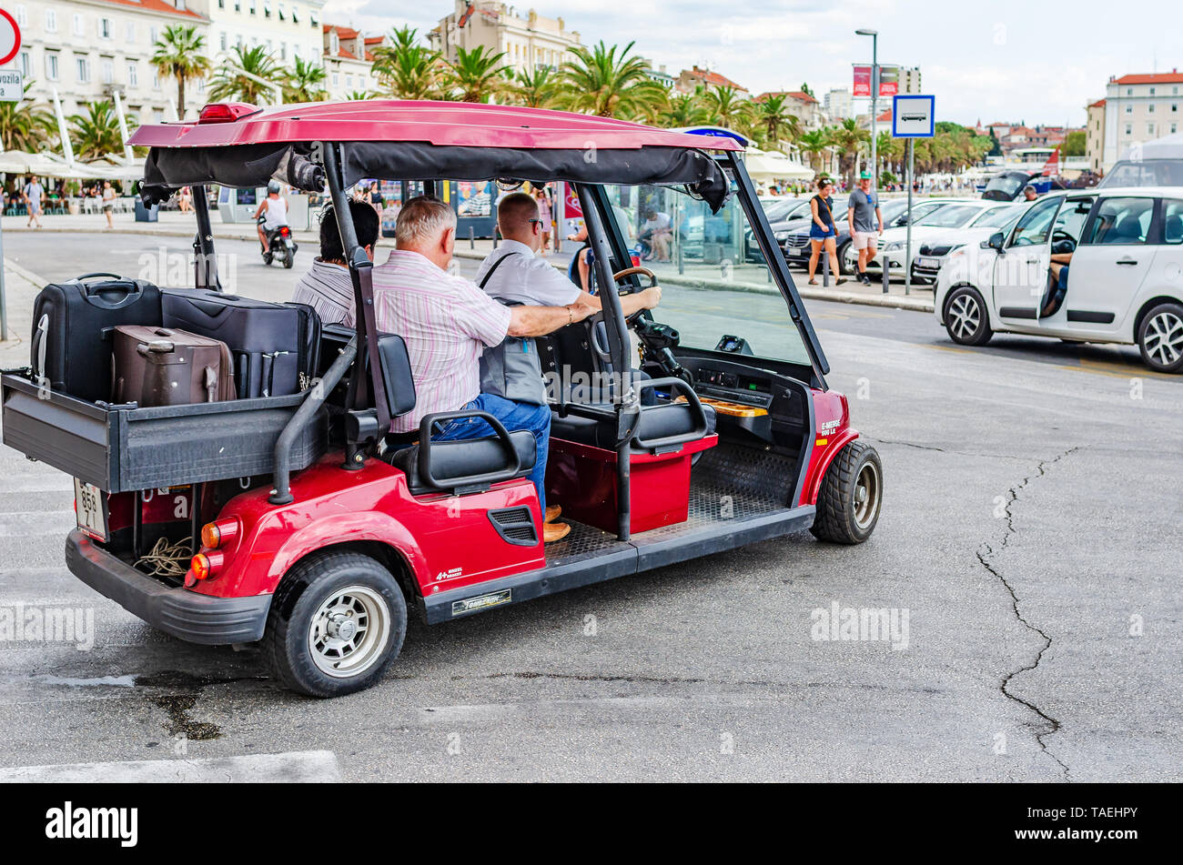 Golfmobile con i turisti nel centro di Spalato in Croazia. Foto Stock