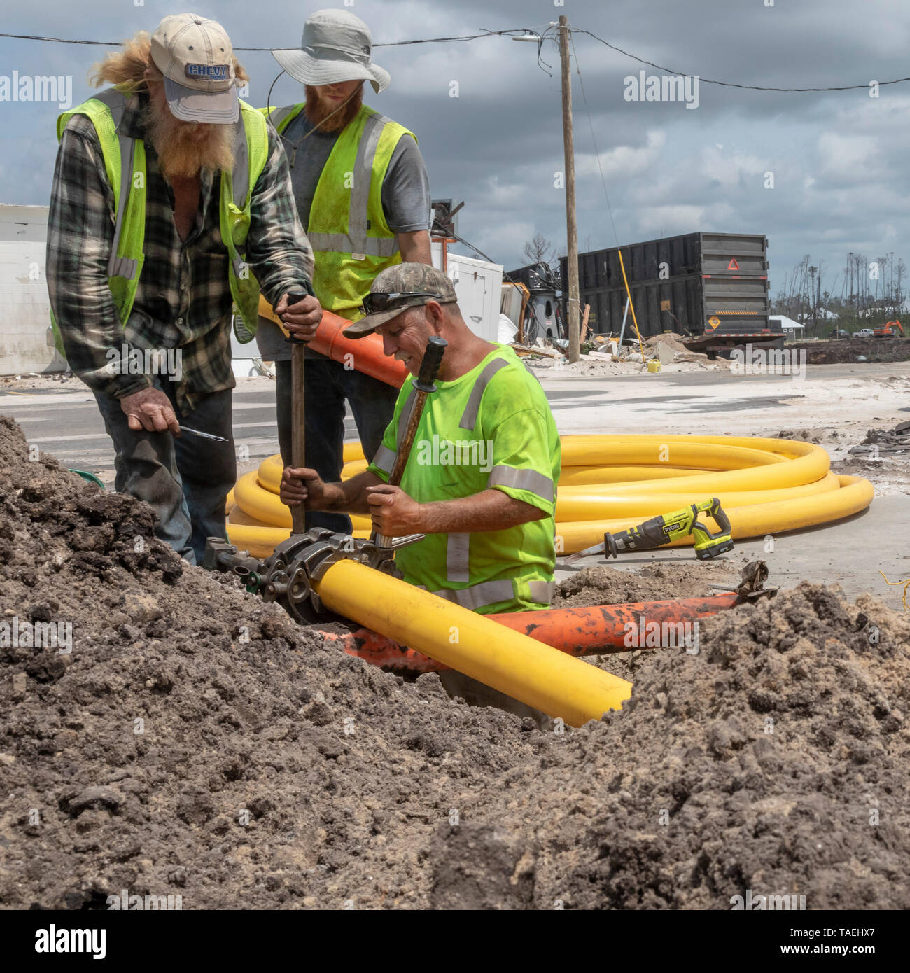 Messico Beach, Florida - Lavoratori sostituire una naturale linea di gas di sette mesi dopo la città fu devastata dall'uragano Michael. Foto Stock