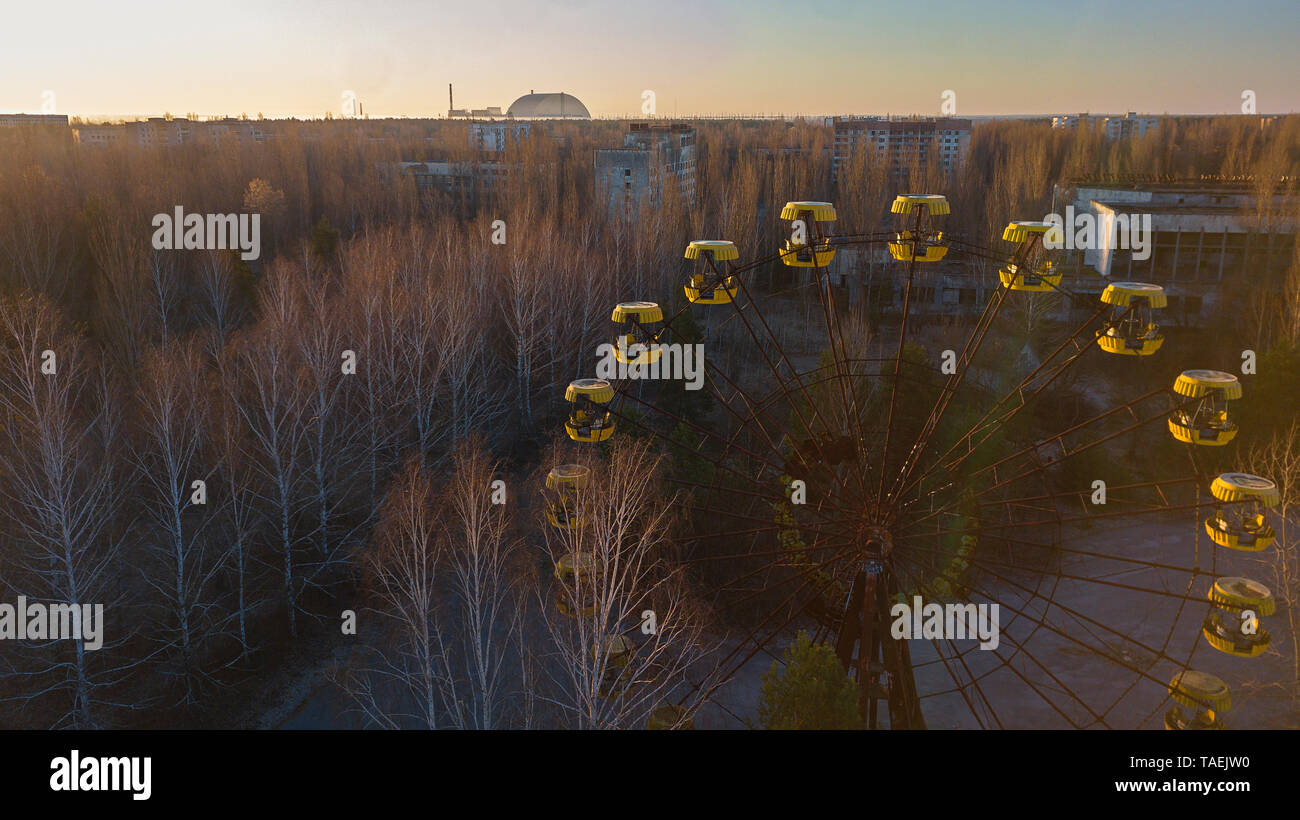 Drone immagine presa oltre il parco di divertimenti a pripjat, Ucraina, all'interno della centrale di Cernobil Zona di esclusione Foto Stock