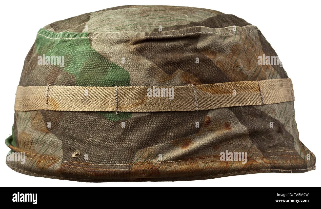 Un casco in acciaio coperchio per i paracadutisti in splinter camouflage pattern di copertura impressi in materiale di cotone, l'esterno con splinter pattern camouflage e la cinghia di fissaggio per il camuffamento di materiale, interni bianchi, dimensione centrale timbratura di '2', con la fascetta. Evidenti segni di ossidazione da un casco. storica, storica, Air Force, ramo di servizio, rami di servizio, servizio armato, servizi armati, militare, militaria, forze aeree, oggetto, oggetti, alambicchi, clipping, clippings, tagliate, cut-out, ritagli del xx secolo, Editorial-Use-solo Foto Stock