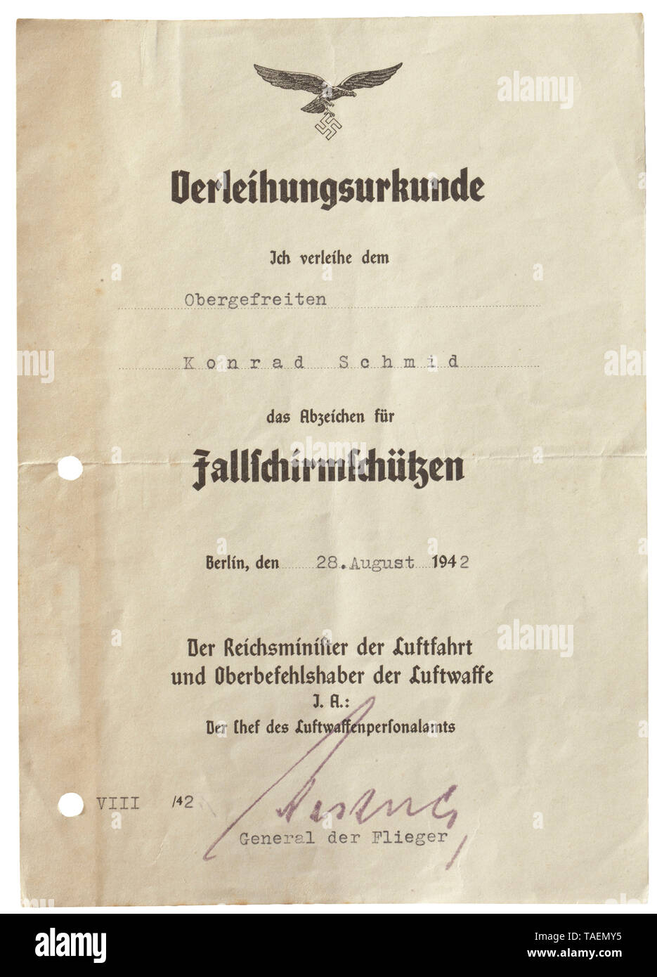 Un documento di aggiudicazione per il paracadutista Badge DIN A 5-Urkunde. Verliehen an den Obergefreiten Konrad Schmid am 28. Agosto 1942, mit Faksimile des Generals der Flieger Kastner-Kirdorf. storica, storica del xx secolo, Additional-Rights-Clearance-Info-Not-Available Foto Stock