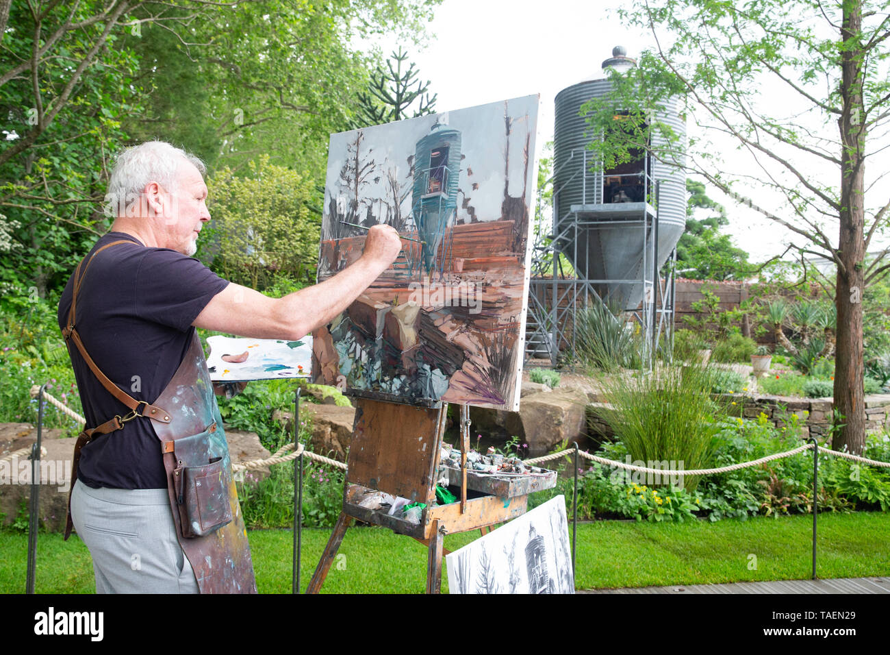 Artista, Gerard Byrne, vernici " Il Giardino di resilienza" progettato da Sarah Eberle, costruito dal Crocus al Chelsea Flower Show. Foto Stock