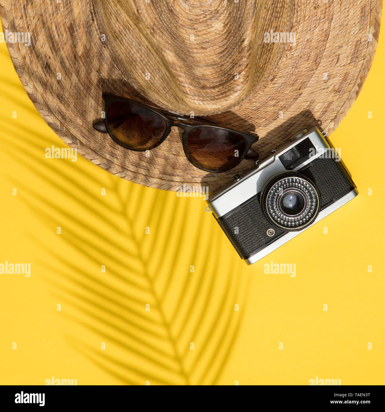 La vacanza estiva accessori, cappello, occhiali da sole e fotocamera laici composizione flt Foto Stock