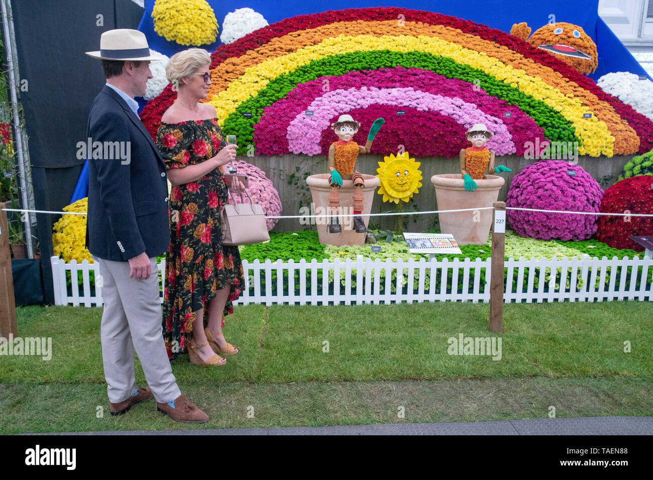 Anton Du Beke, sala da ballo ballerino, cantante e presentatore televisivo con sua moglie Hannah estati al RHS Chelsea Flower Show. Foto Stock