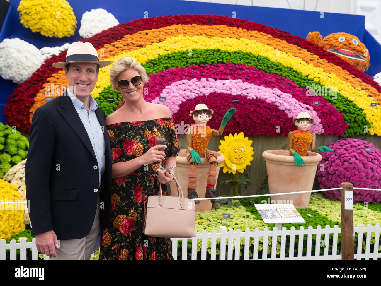 Anton Du Beke, sala da ballo ballerino, cantante e presentatore televisivo con sua moglie Hannah estati al RHS Chelsea Flower Show. Foto Stock