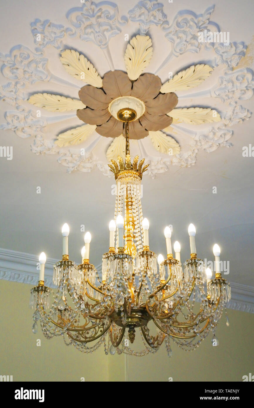 Classico lampadario di cristallo di consegnare una lussuosa mansion - Giovanni Gollop Foto Stock