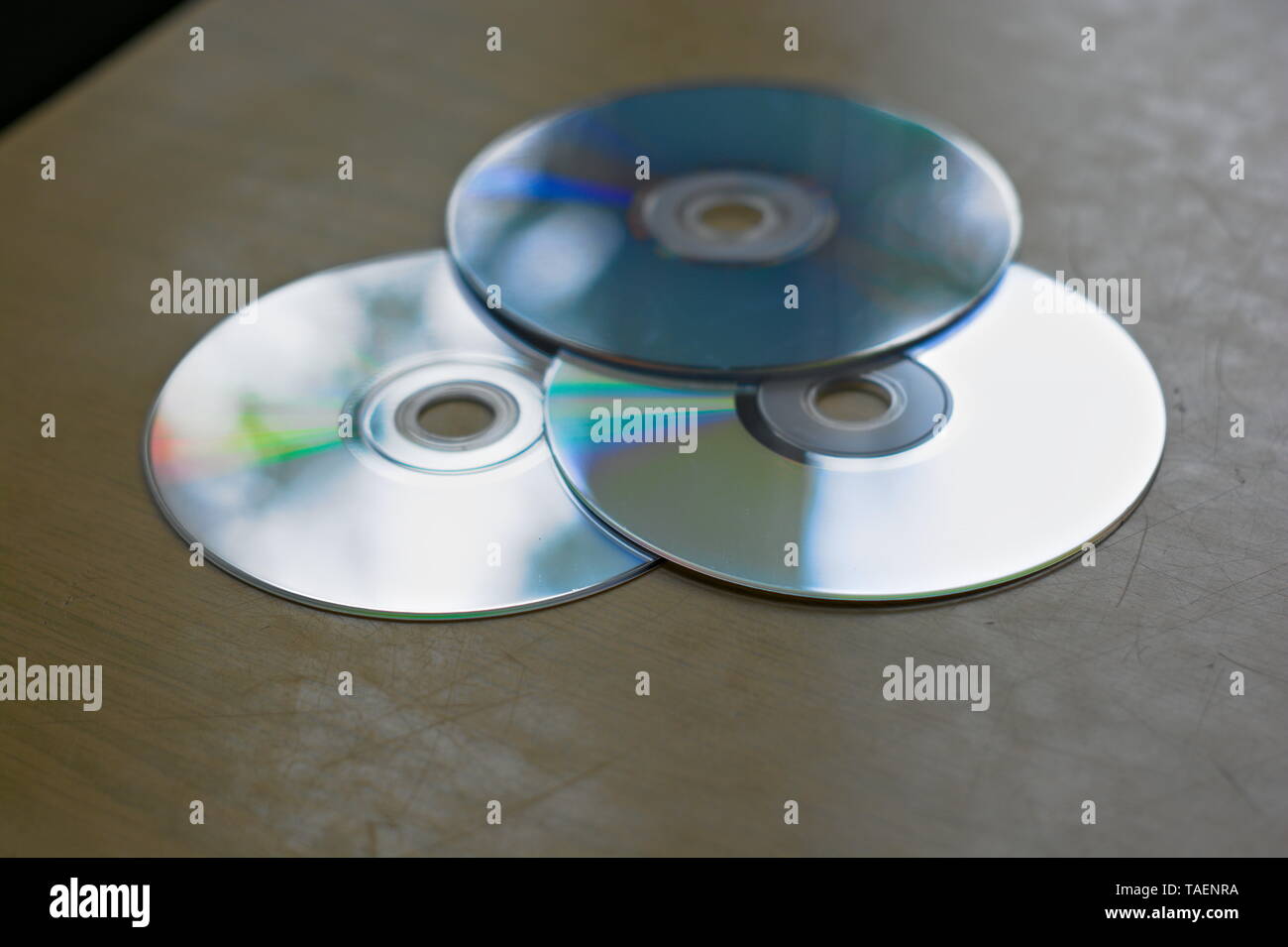Tre CD sulla scrivania Foto Stock