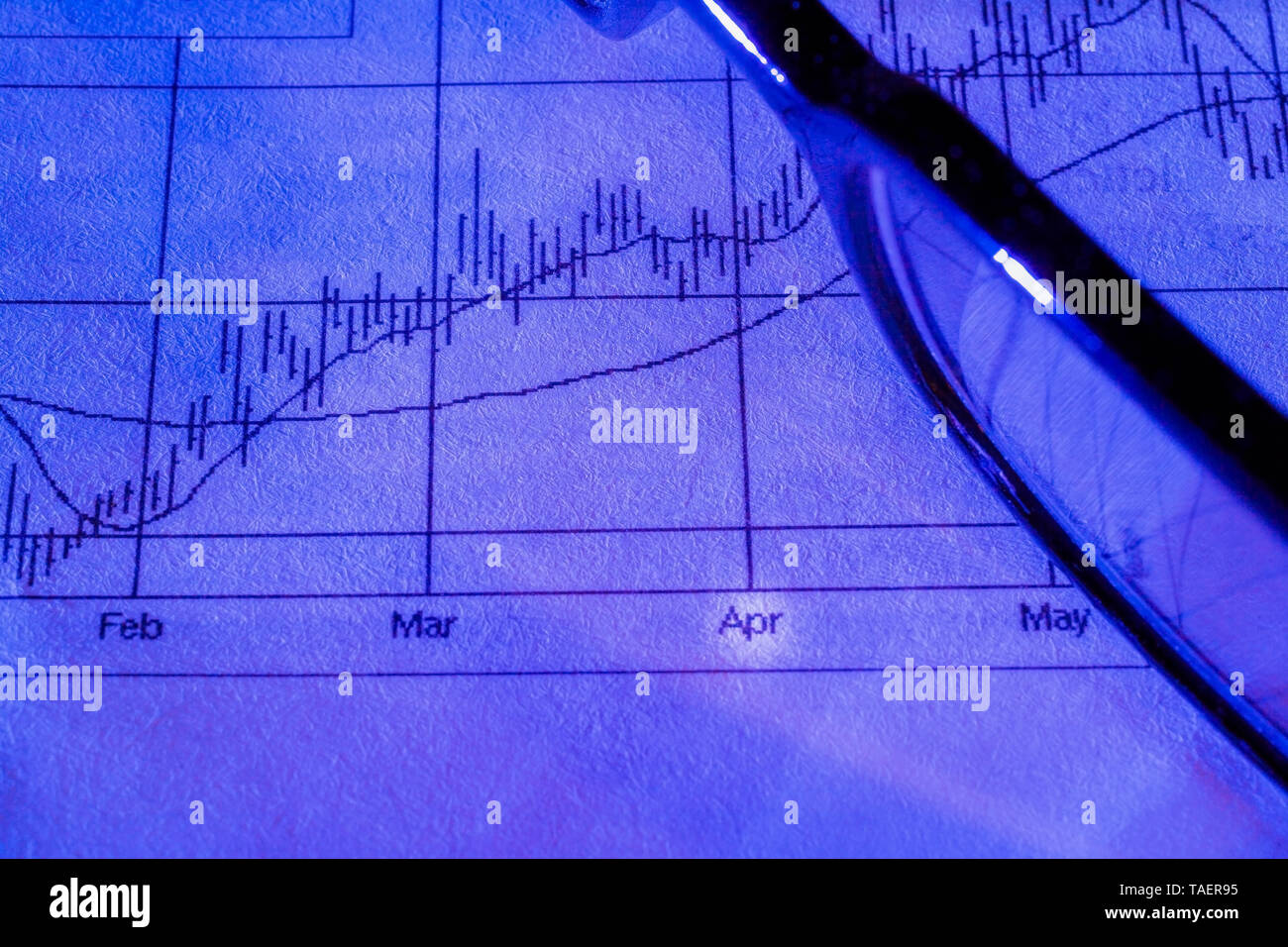 Close-up di bordati di nero degli occhiali sulla parte superiore della carta blu performance finanziaria grafico, Studio Composizione, Quebec, Canada Foto Stock