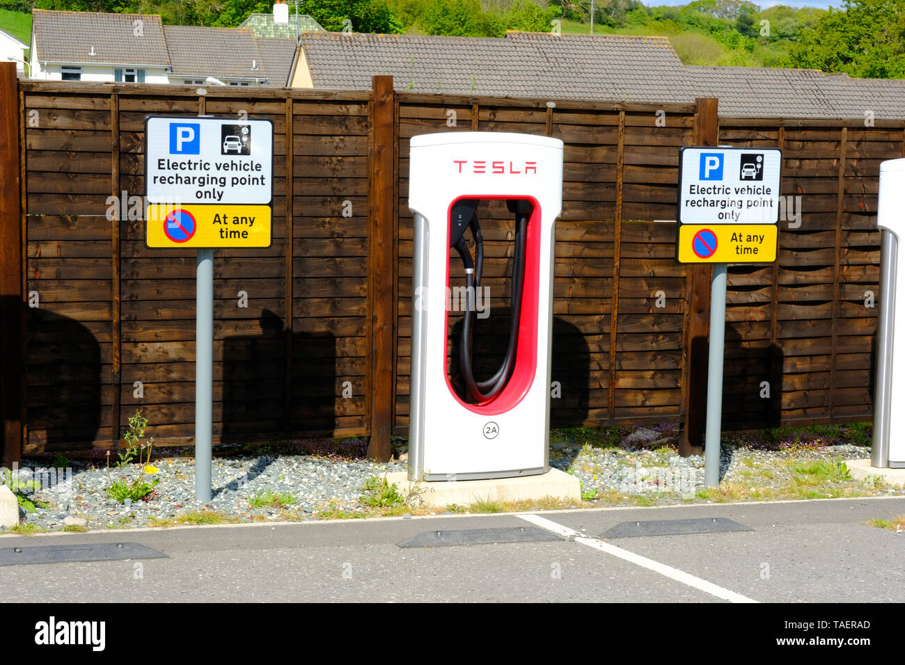 Tesla auto elettrica punto di carica, UK - Giovanni Gollop Foto Stock